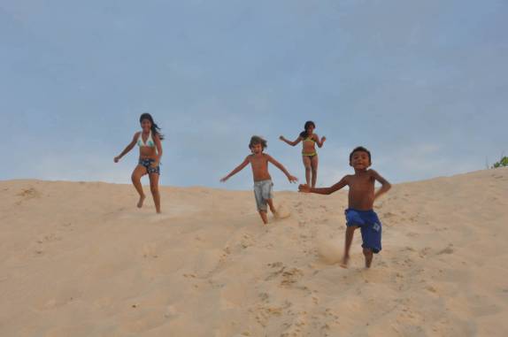 Crianças brincam na duna no fim de tarde, em Galinhos - RN